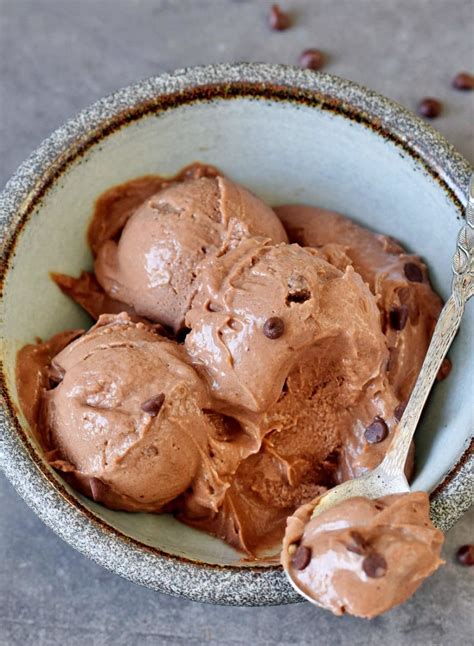 Veganes Schokoladeneis in einer Schale mit Beeren