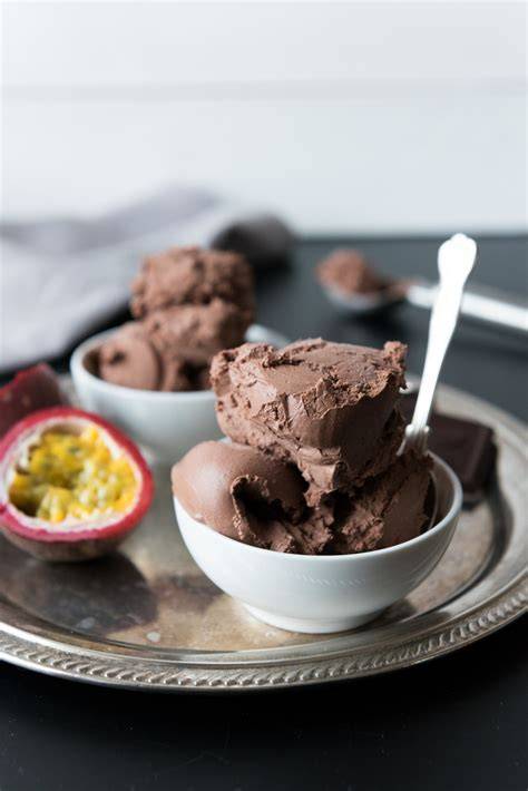 Veganes Schokoladeneis mit Kakaopulver, Cashew-Basis und Toppings