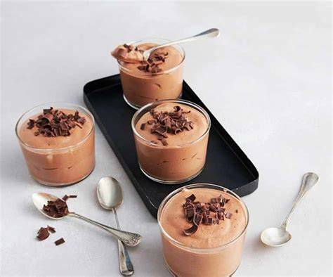 Veganes Schokoladenmousse in Glas mit Kakaonibs