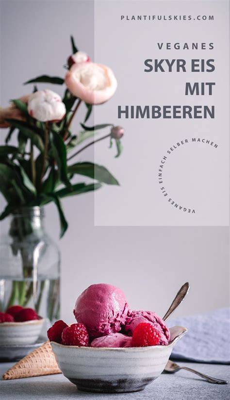 Veganes Skyr Eis mit frischen Himbeeren und Kardamom