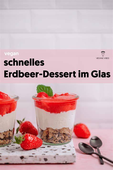 Veganes Sorbet mit Fruchtgarnitur im Glas
