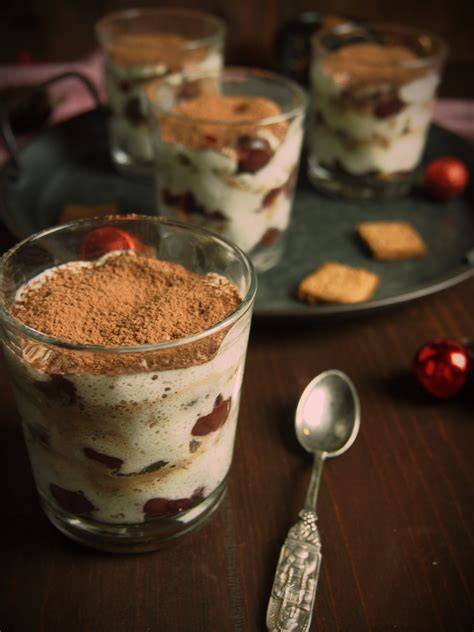 Veganes Spekulatius Tiramisu mit Kirschen