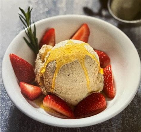 Veganes Vanille-Eis in Schale mit Früchten