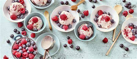Veganes Vanilleeis in Schale mit Beeren