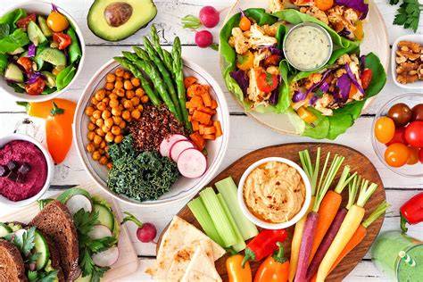 Vegetarische Ernährung und Brötchen auf dem Frühstückstisch