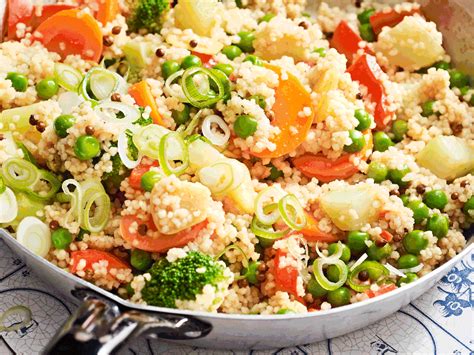Vegetarische Süßkartoffel-Kichererbsen-Pfanne mit buntem Gemüse