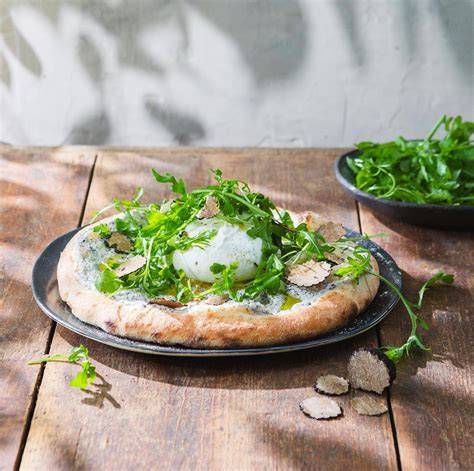 Vegetarisches Gericht mit Trüffel und Rucola