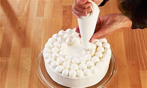 Velvet-Spray-Anwendung auf einer Torte
