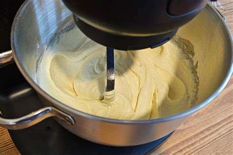 Verarbeitung von Schlagsahne für Kuchenteig