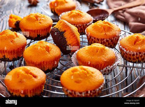 Verarbeitung von Schoko-Weihnachtsmännern in Muffins und Kuchen