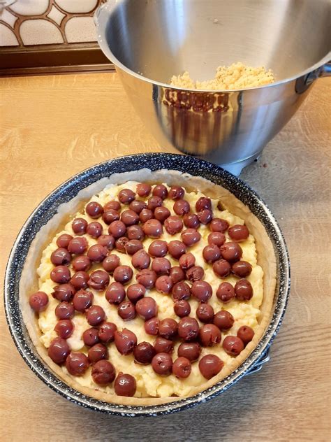 Verarbeitungsschritte: Einbacken, Belegen mit Kirschen, Streusel verteilen
