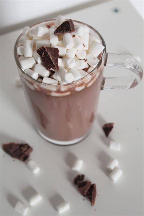 Verfeinerung und Garnitur von Kakao mit Marshmallows und Sahne