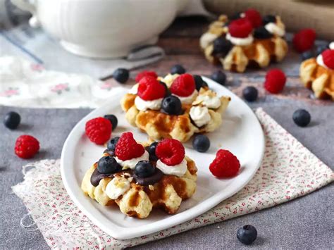 Vergleich: Brüsseler Waffel mit Früchten vs. mit Schlagsahne und Schokosauce