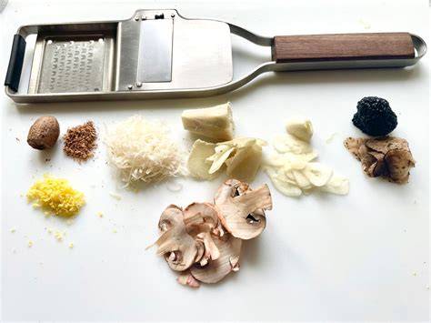 Vergleich: Microplane und WMF Trüffelhobel