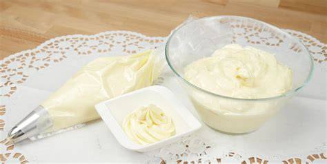 Vergleich: Puddingpulver-Vanillecreme, klassische Konditorcreme mit echter Vanille, Buttercreme