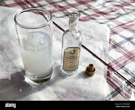 Vergleich: Trockener und leicht süßer Ouzo im Glas