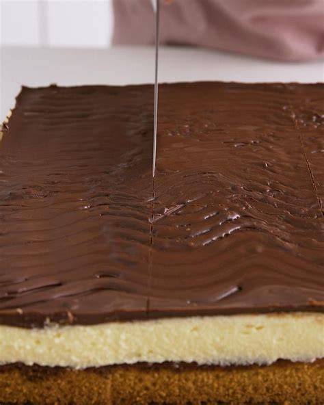 Vergleich: Zuckerguss, Schokoguss und dünner Marmeladenüberzug auf Rosinenkuchen