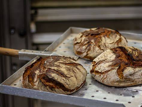 Vergleich: handwerklich gebackenes Brot vs. industriell hergestelltes Brot