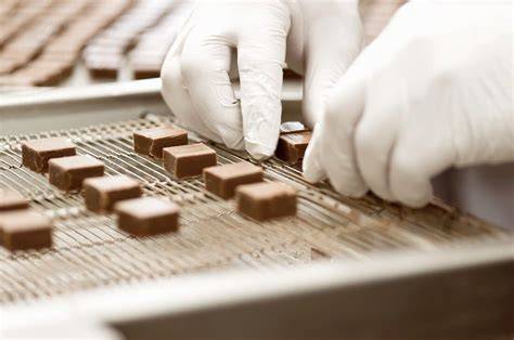 Vergleich Foto: Handwerkliche und industrielle Pralinenherstellung