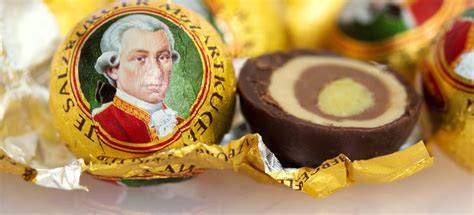 Vergleich Mozartkugel und Dubai Schokolade in Salzburg