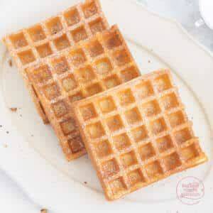 Vergleich Skizze: Dünne flache Waffel vs. dicke belgische Waffel