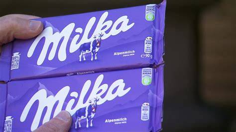 Vergleich alte und neue Milka-Tafeln: gleiche Verpackung, weniger Inhalt