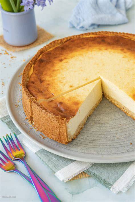 Vergleich deutscher Käsekuchen und Cheesecake im Anschnitt