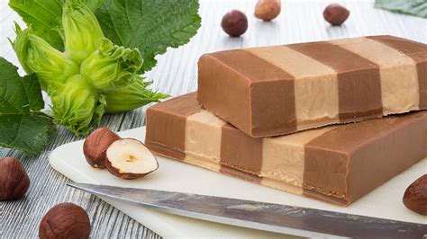 Vergleich weißer und dunkler Nougat