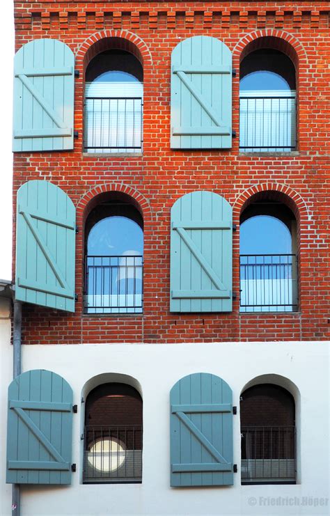 Vergleichsaufnahmen: Originalfassade und modernisierte Fassade
