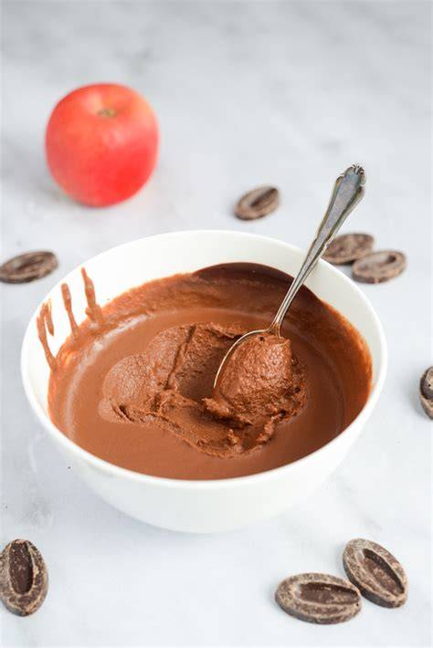 Vergleichsfoto: Zwei Mousse au Chocolat - einmal mit Kuvertüre, einmal mit Schokolade zubereitet
