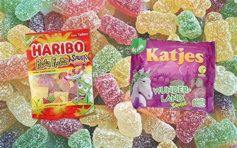 Vergleichsgrafik: Haribo- und Trolli-Verpackungen mit Farbcodierung und Sichtfenster