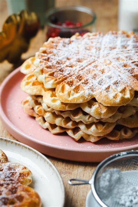 Vergleichsgrafik: Klassische Quarkwaffeln vs. Bananen-Quark-Waffeln - Textur, Süße, Zutaten