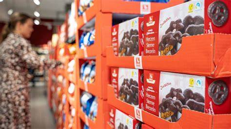 Vergleichstabelle Lebkuchen - Regale im Supermarkt