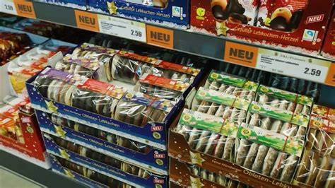 Vergleichsteller mit verschiedenen Lebkuchen aus Supermärkten