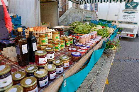 Verkauf von regionalen Marmeladen auf dem Bauernmarkt