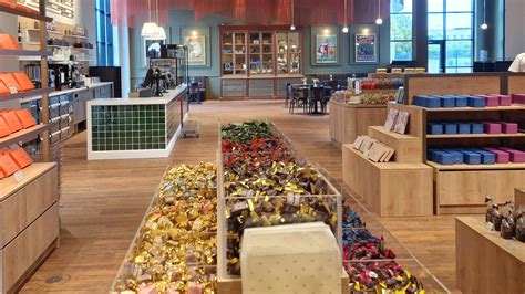Verkaufsraum der Chocolaterie Stoffel mit Tafeln und Hohlfiguren