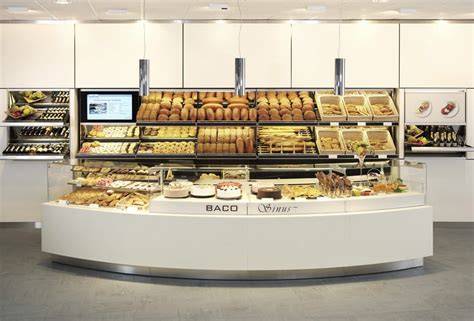 Verkaufsraum mit Pralinentheke und Café