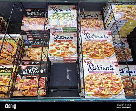 Verkaufsregal mit Dr. Oetker Schoko Pizzas in einem Supermarkt