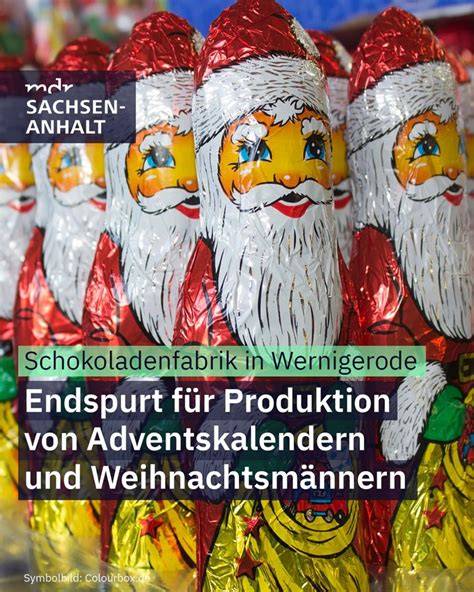 Verkaufsregal mit reduzierten Schokoladen-Weihnachtsmännern nach Weihnachten