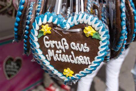 Verkaufsstand für Lebkuchenherzen während des Oktoberfestes