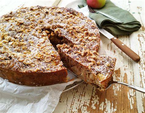Verkehrt herum gebackener Apfel-Zimt-Biskuitkuchen in Springform