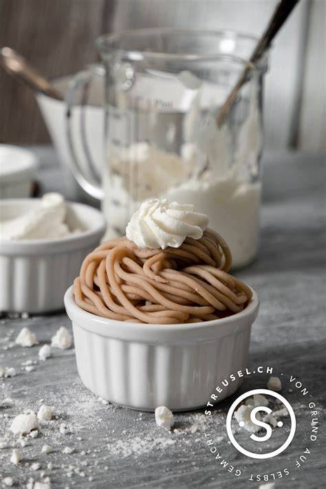 Vermicelles Dessert mit Kastanienpüree in Spaghettiform und Schlagsahne