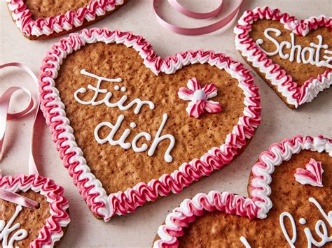 Verpackte, beschriftete Lebkuchenherzen mit Schleife als Geschenk