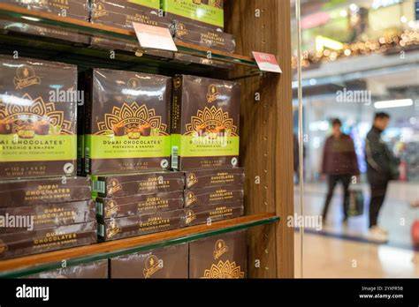 Verpackte Dubai-Pralinen von Halloren im Supermarktregal