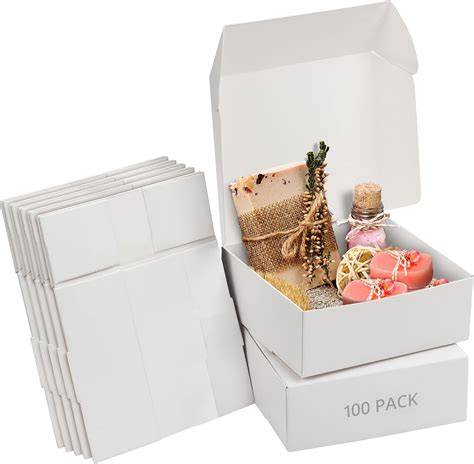 Verpackte Geschenkboxen und Versandkartons mit Lebkuchen