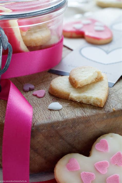 Verpackte Herzkekse als Geschenk zum Valentinstag