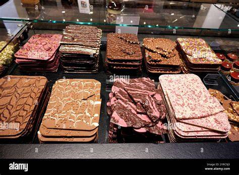 Verpackte Schokoladentafeln in einer Confiserie