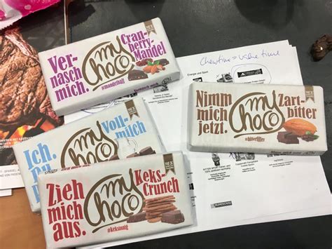 Verpackte Tafeln Schokolade mit abgelaufenem MHD und weißen Reif