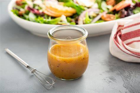 Verpackte Varianten Honig-Senf-Dressing im Supermarktregal