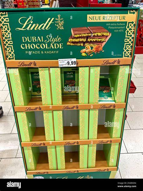 Verpackung mit Silhouette eines Wahrzeichens von Dubai